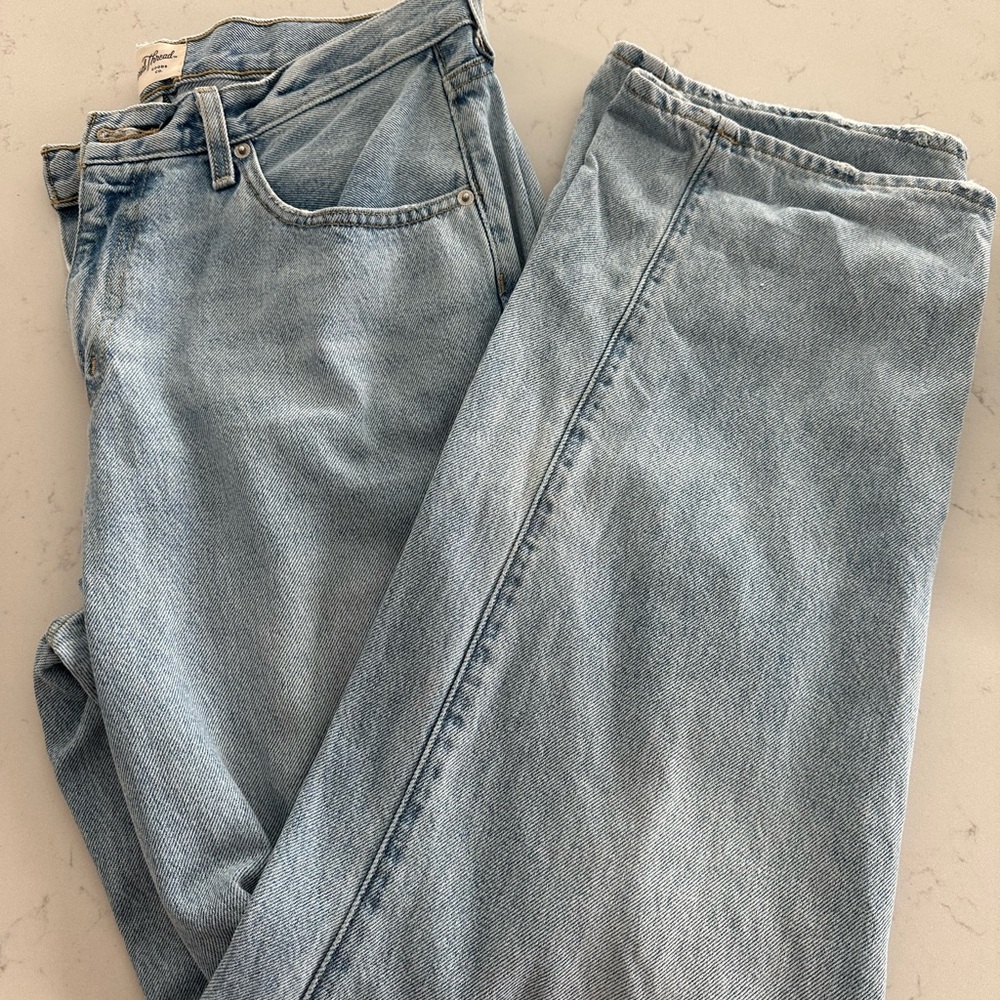 Universal Thread Women's Light Wash Straight Jeans
